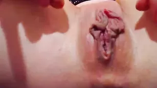 Очкастая красотка жестко трахает очко Hotzlata