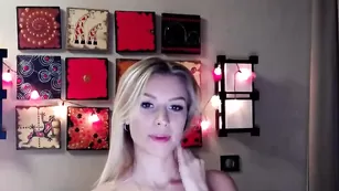 Горячая Killer__Tits демонстрирует большие сиськи