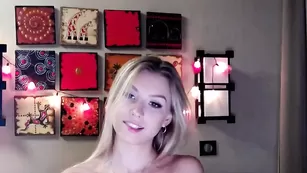 Горячая Killer__Tits демонстрирует большие сиськи