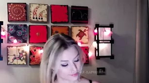 Горячая Killer__Tits демонстрирует большие сиськи