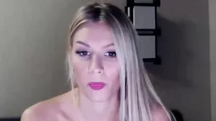 Страстная killer__tits дразнит красивым стриптизом