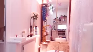 Зрелая сучка LoveCatsuit обливает сиськи маслом