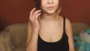 Рыжая сучка демонстрирует большие сиськи