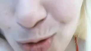 Жопастая блонда Kiss_Monroe раздевается на кухне