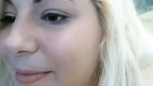 Жопастая блонда Kiss_Monroe раздевается на кухне