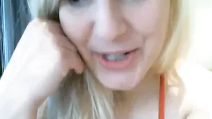 Жопастая блонда Kiss_Monroe раздевается на кухне