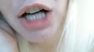 Жопастая блонда Kiss_Monroe раздевается на кухне