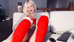 Леди в красных чулках XmilanaX трахает пизду