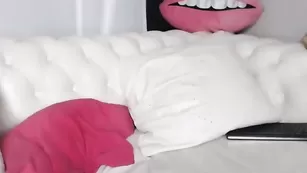 Сексуальная малышка Calis211 ласкает половые губки