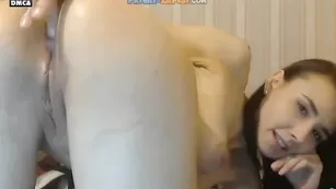 Симпатичная сучка Msrainicorn трахает обе дырочки