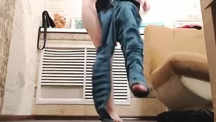 Рыжая сучка Lusycandy мастурбирует киску ловенсом