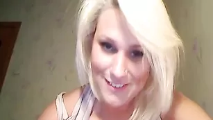 Загорелая сучка отсасывает резиновый член