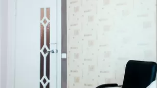 Сексуальная девочка Amazing_Roxana обнажает сиськи