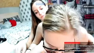 Шалавы Nicehotjob вдвоем сосут хуй