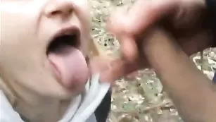 На природе SexyZae4ka482 минет делать лучше