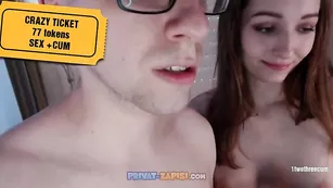 Русская шлюшка отсасывает хуй 1twothreecum