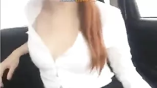 Красотка sexycrazy15 сосет хуй в машине
