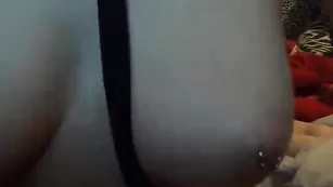 Пышногрудая леди мастурбирует пизду JeffJam