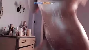 Красотка SexySabotage ласкает себя