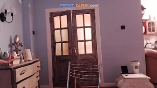 Красотка SexySabotage ласкает себя