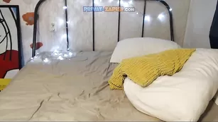 Малышка Nikki_Whatever ласкает писю пальцами