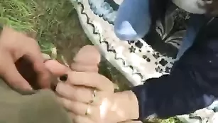 Красотка MYru делает минет на природе