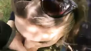 Красотка MYru делает минет на природе