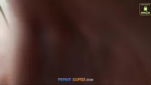 Красавчик kimnadam трахает пальцами блонду