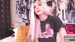 purple_bitch дрочит вибратором мокрую киску