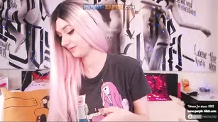 purple_bitch дрочит вибратором мокрую киску