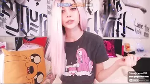 purple_bitch дрочит вибратором мокрую киску