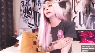 purple_bitch дрочит вибратором мокрую киску