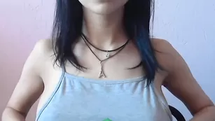 Красотка KisiCandy ласкает большие сиськи