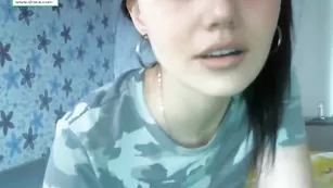 solnyshko15 крупным планом трахает свои дырочки