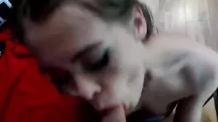 Милашка jessie98631 сосет и дрочит парню член