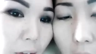 Азиатки ttwobitches дрочат секс игрушками