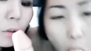 Азиатки ttwobitches дрочат секс игрушками