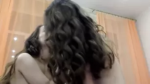 Грудастые подружки uniquemilana дрочат киски игрушками