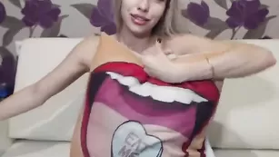 VikiAndSosed дрочит обе дырочки сразу