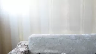 Студентка показывает фокус, только глотает не шпагу, а резиновую игрушку