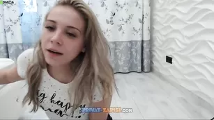 Милая блонда candymini дрочит пальчиками