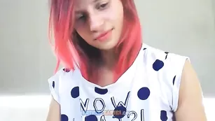 VikaMicky жарко трахает мокрую киску