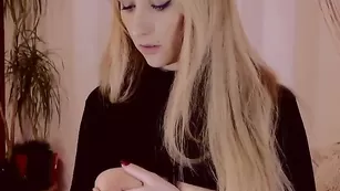 Alinn1 эротично танцует и ласкает грудь