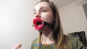 Любительница жесткого секса riderkelly сосет силиконовый пенис со спермой на лице