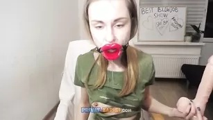 Любительница жесткого секса riderkelly сосет силиконовый пенис со спермой на лице