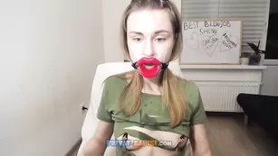 Любительница жесткого секса riderkelly сосет силиконовый пенис со спермой на лице