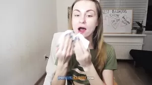 Любительница жесткого секса riderkelly сосет силиконовый пенис со спермой на лице