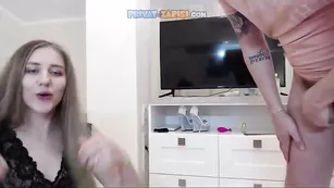 Озорная tiffanybells дрочит киску и сосет хуй