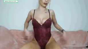 divine_kendra выделывается перед камерой, показывая свои прелести