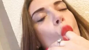 Брюнеточка merrybaby страстно мастурбирует